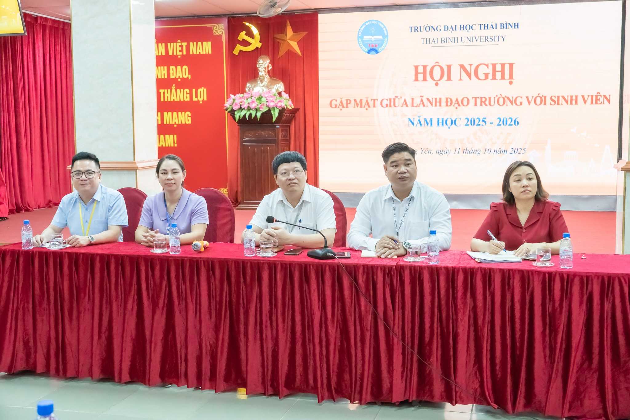 BAN GIÁM HIỆU GẶP MẶT ĐẠI DIỆN SINH VIÊN ĐẦU NĂM HỌC MỚI